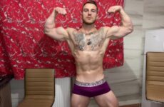Flexing with an oiled up body – BodyYouWant