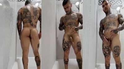 Michael Hoffman jerks off in the shower