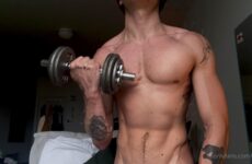 Doing a quick workout and showing off my muscles – Urljock