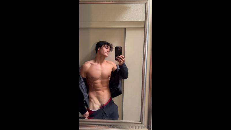 Showing off my body and big cock – BigggWild