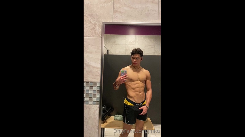 Showing off my dick in the gym changeroom – Josh Loz (jmloz)