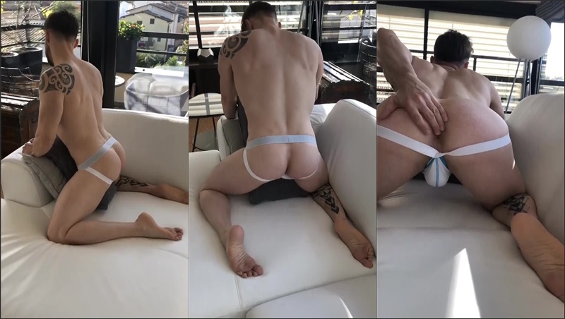 davidtwist – showing off my ass on the sofa