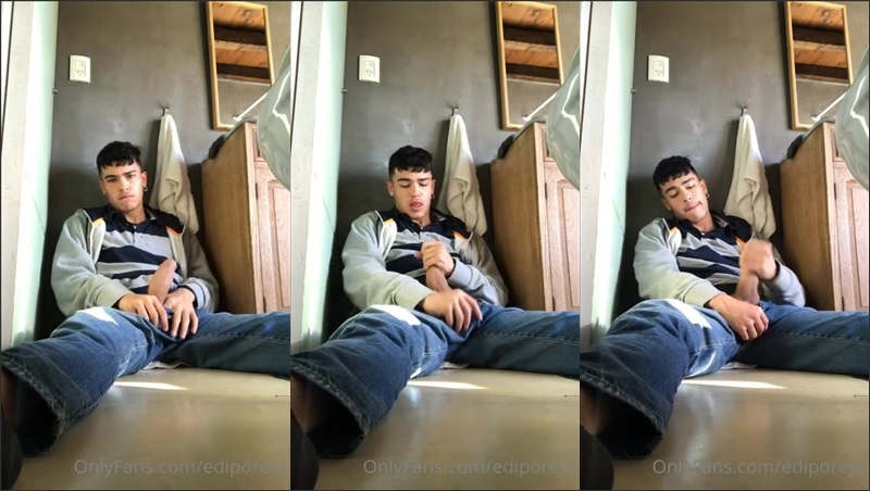 ediporeyy jerks off on the floor