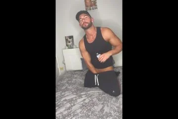 Jerking my cock in bed and cumming over myself – StripperJay