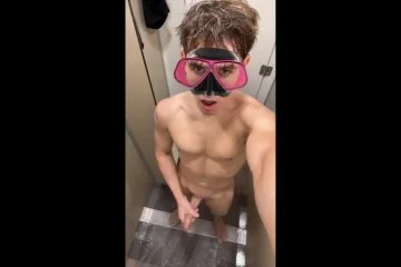 Jerking my young dick in the shower till I cum – Lloyd Haslam (boyaussiee)