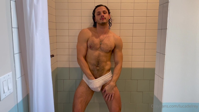 Getting wet in the shower and feeling my body Luca Del Rey (lucadelrey)