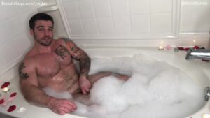 Jerking off in the bath and shooting a load over myself JordanxBrandt