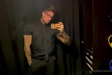 Slowly stripping and showing off my muscles Modeldpg