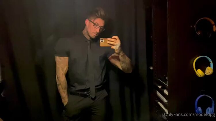 Slowly stripping and showing off my muscles Modeldpg