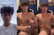 Gamer boy Ashtonh jerks off and cums