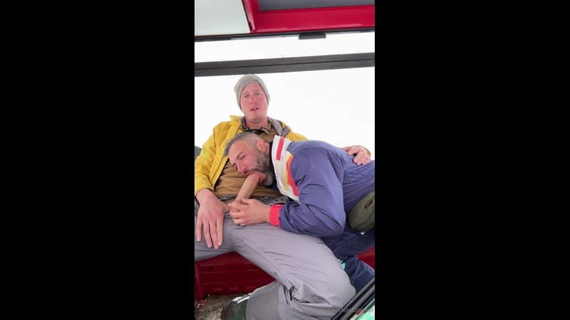 Cole Connor (ColeConnorXX) gives Thomas Long (ThomasLongXXL) a blowjob