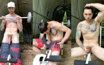 Jake Hart jerks off on the weight bench