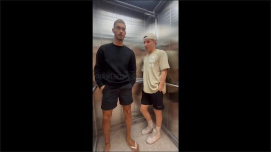 Txxomas – elevator blowjob