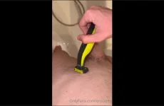 enzoolry shaves his pubes in the shower