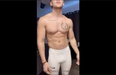 thekingtyler shows off his fit body