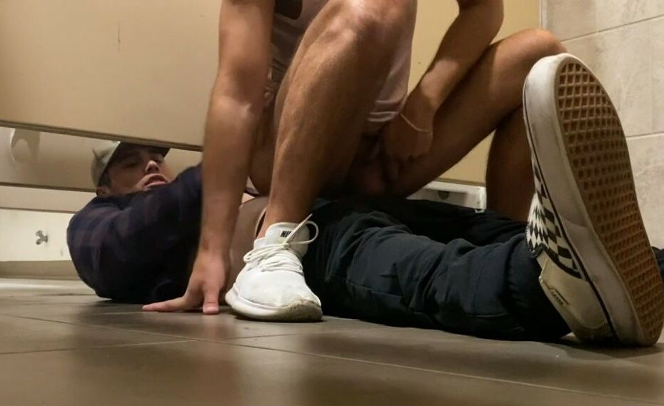 CruisingSoCal – Anonymous fucking in the public bathroom