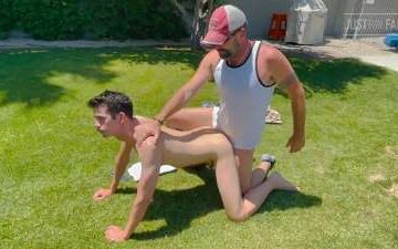 Brad Unzipped fucks Jonah Wheeler (ShowOffJonah) in the yard