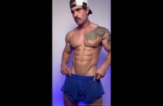 Jerking off in my underwear and shooting a big load over my muscular body – Brendon Wharton (brendonwharton)