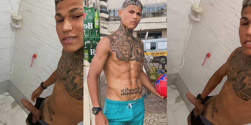 Jottaeme shows off his cock in the bathroom