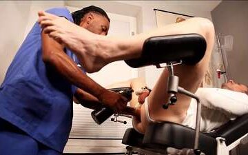 Double fisting in the doctor’s office – Lucio Davoli, Kody McCree, Max Wide