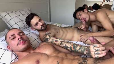 Tattoed hunks fucking a asian Twink – Igor Lucios, Leonaordo and Lucas Dias