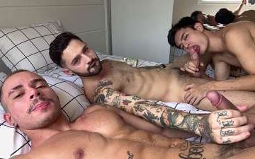 Tattoed hunks fucking a asian Twink – Igor Lucios, Leonaordo and Lucas Dias