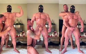 Muscle hand job – The Masked Bodybuider, Wilson Micael