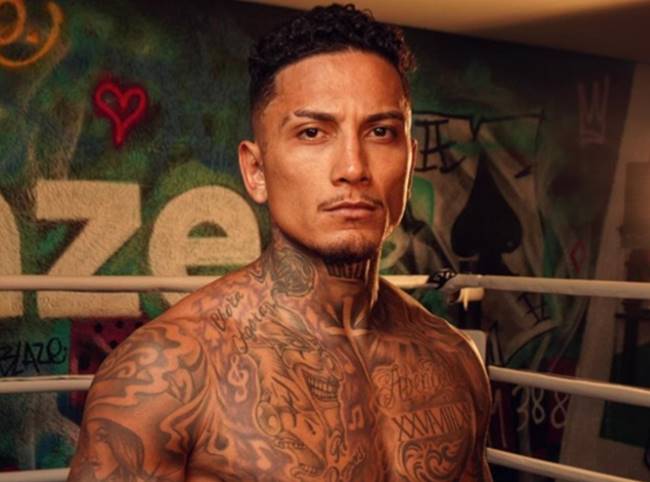 Dynho Alves takes a shower