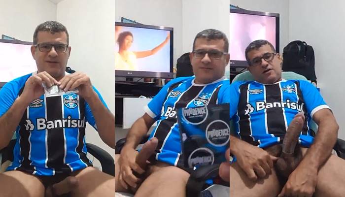 Picudodf puts a condom on his fat cock