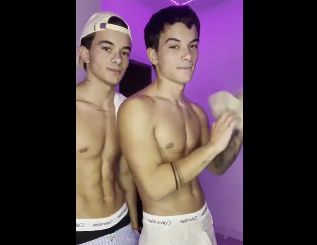 A smoke before we jerk – twinscastrovip, Castrofire