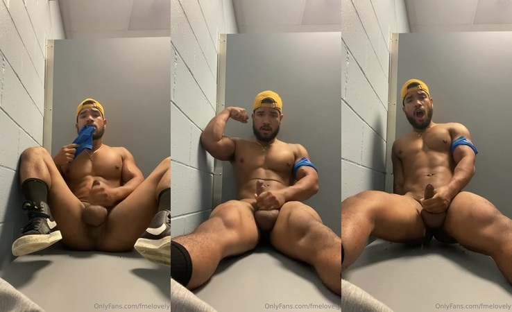 Jerking off in the gym locker room and showing off my muscles – Zain Holt (fmelovely)
