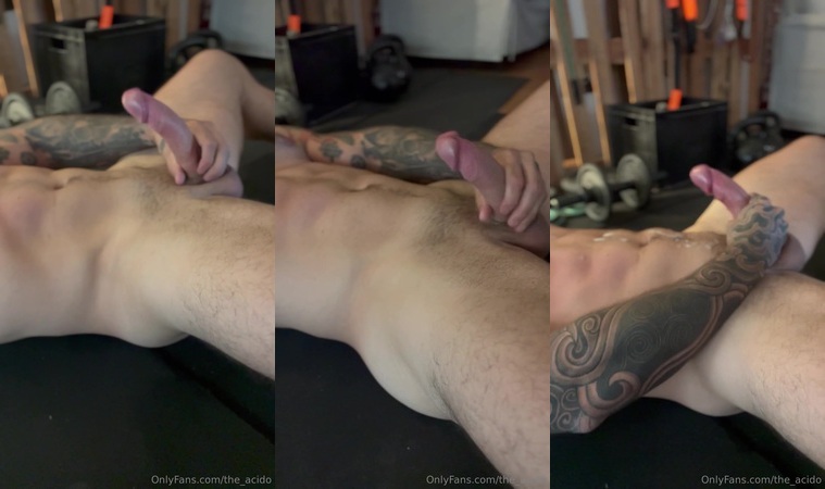 Stroking my cock in bed and shooting a load over my fit body – Federico Sandobal Ganchegui (the_acido)
