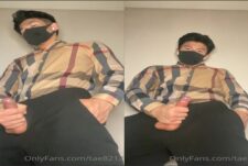 Tae8212 jerks off and cums through his fly