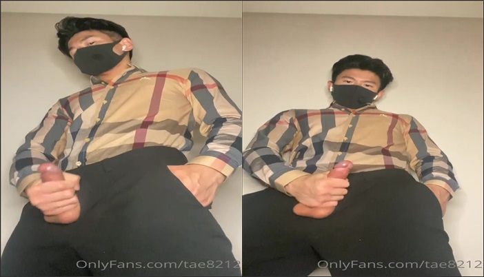 Tae8212 jerks off and cums through his fly