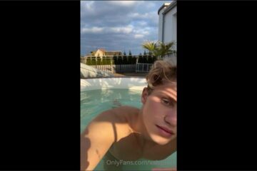 Enjoying the hot tub come and join – with Valentin Mehinagic (valsplace) Enjoying the hot tub come and join – with Valentin Mehinagic (valsplace)