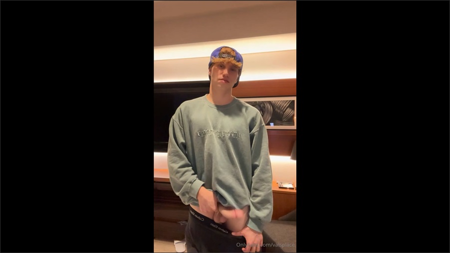 Just a wobbly huge dick needs to get sucked off – with Valentin Mehinagic (valsplace)