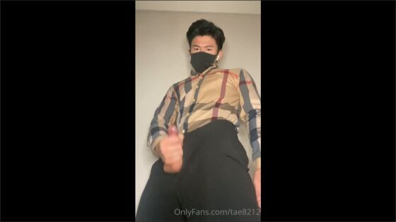 Tae8212 jerks off and cums through his fly