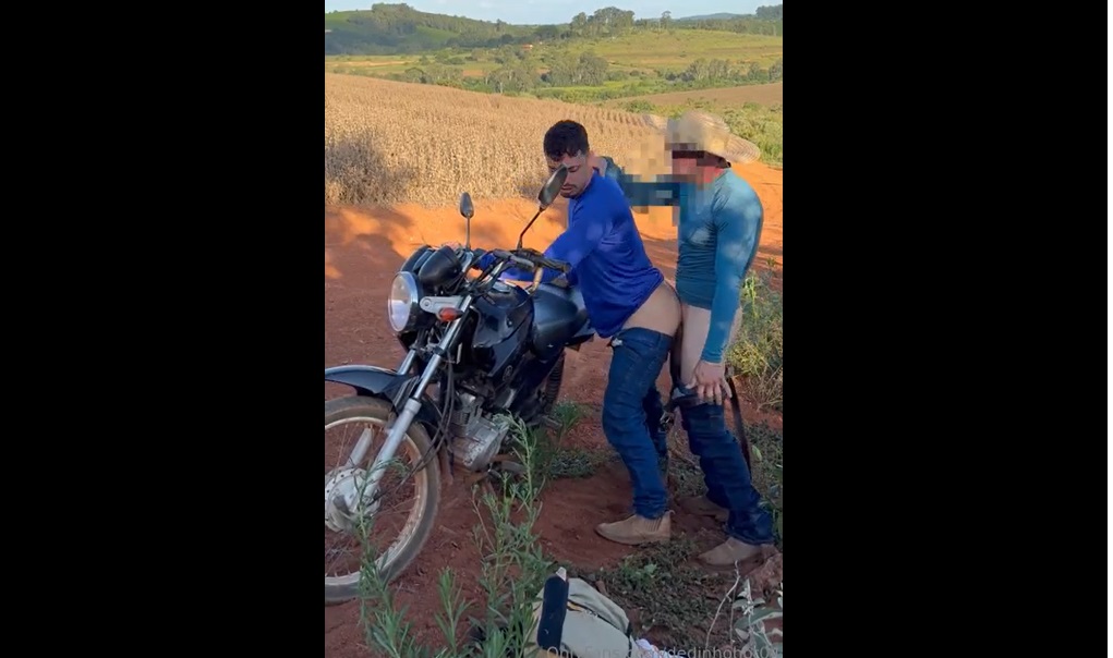 Dedinho – fucking in the field