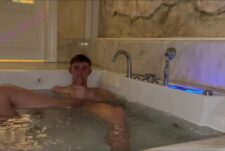 Alo Twink plays with his cock in the bath and shoots a load