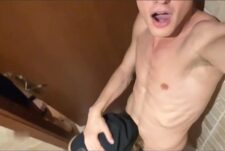 David Hollister (Liam Efron) and Eduell Levine – a blowjob in the public restroom