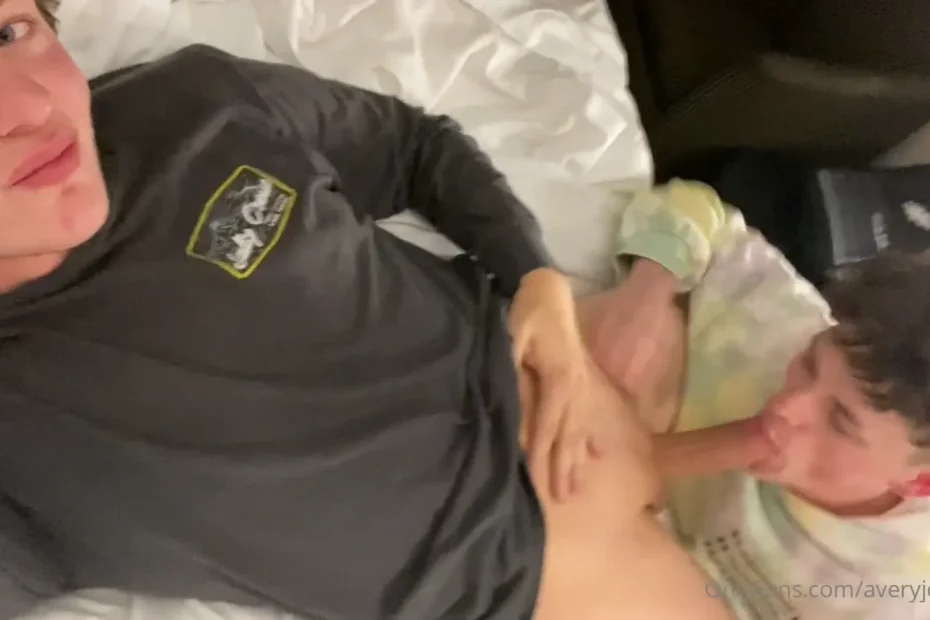 Avery Jones (averyjonesxxx) – a quick blowjob