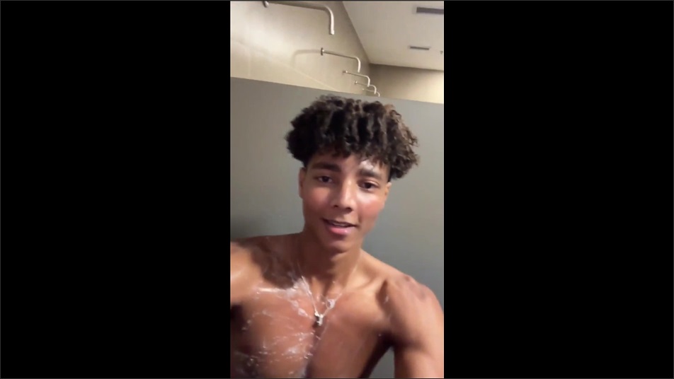 Columbian twink Jeffry Aranda (soyjaam, sjaam) jerks off in the shower