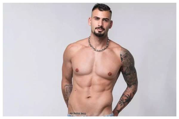 Nizam shows off his cock quickly in the shower