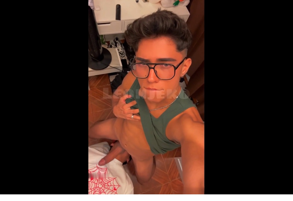 Jeriko Leon (leonjeko) breeds his friend while he’s watching TV