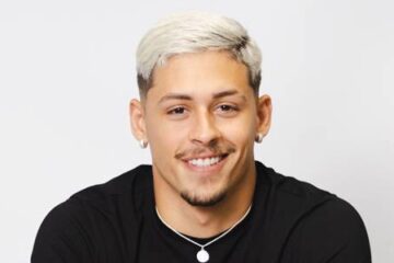 Alex Mendes (alexwm10) jerks off on the corner of the bed