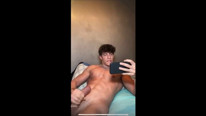 Watching porn in bed and jerking off till I shoot a load over my abs – Sergio Mengual (sergio.mengual)