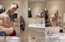 Bodyouwant shows off in the bathroom mirror
