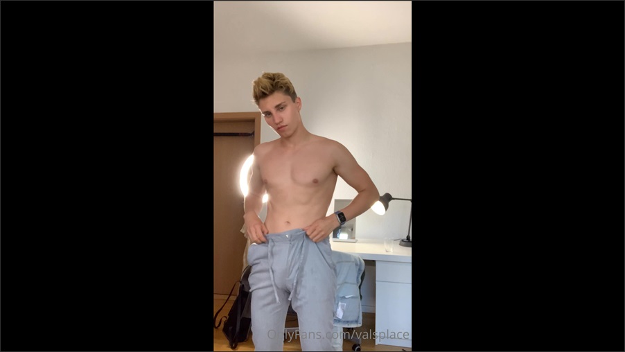 Changing my clothes – with Valentin Mehinagic (valsplace) Changing my clothes – with Valentin Mehinagic (valsplace)