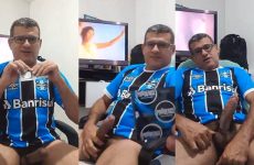 Picudodf puts a condom on his fat cock