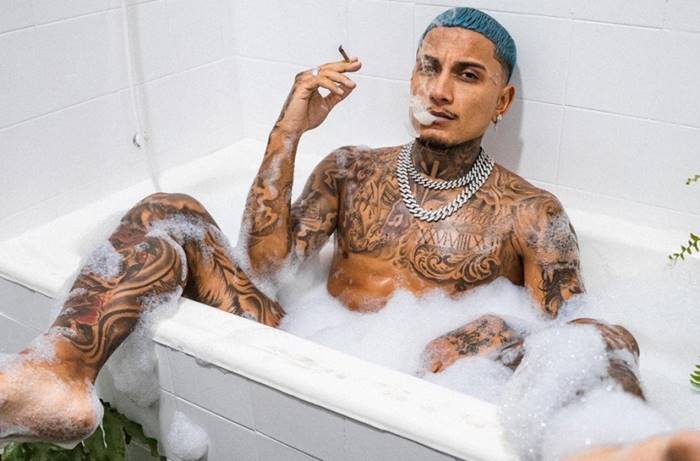 Dynho Alves (Dynhoalves) – clip of him rolling a blunt with his cock out Dynho Alves (Dynhoalves) – clip of him rolling a blunt with his cock out